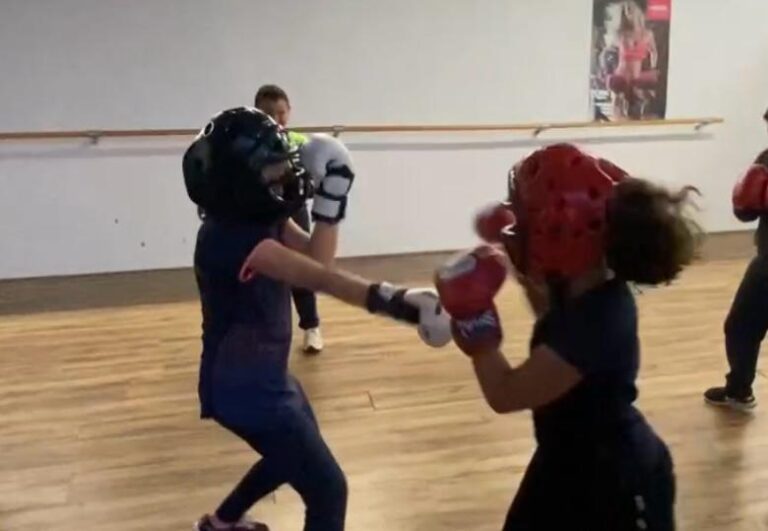 Deux jeunes font un combat souple le samedi matin